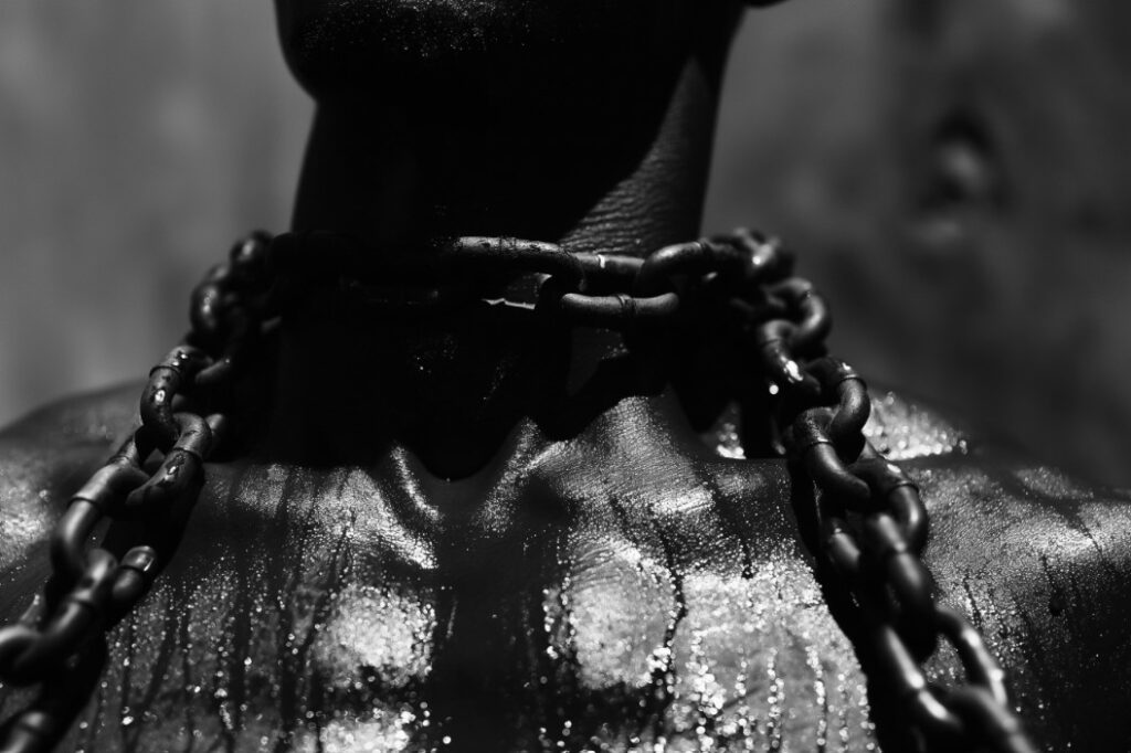 Homem com correntes o enforcando